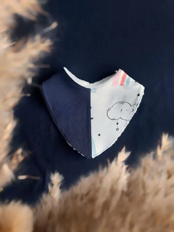 Bavoir bandana mix uni bleu marine, un accessoire minimaliste et pratique pour bébé, en coton bio ultra doux.