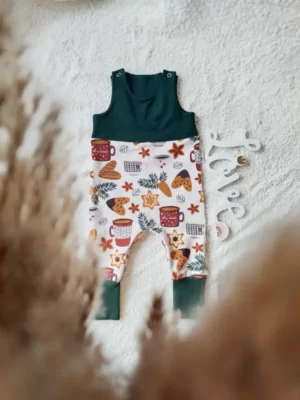 Salopette évolutive Ambiance de Noël taille 12/24 mois en coton bio, avec un joli motif festif, parfaite pour habiller bébé avec confort et style pendant les fêtes.