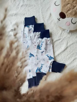 Collection de sarouels évolutifs Animaux Polaires en coton bio, disponibles en tailles 3/12 mois, 12/24 mois et 24/36 mois, pour suivre bébé dans toutes ses aventures.