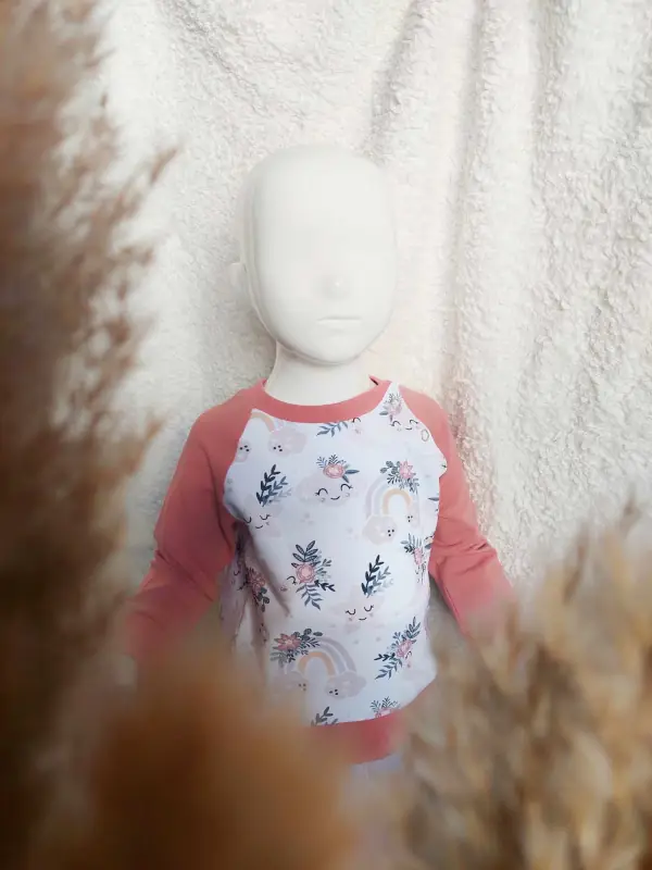Sweat évolutif Doux Rêves en coton bio, présenté sur mannequin, motif nuages et étoiles pastel, idéal pour un dressing écoresponsable.