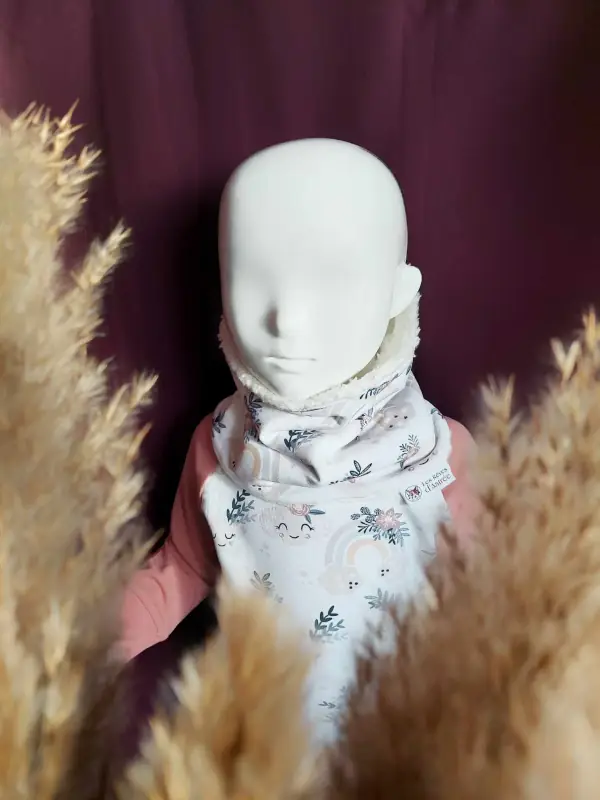 Sweat évolutif Doux Rêves et snood assorti en coton bio, présentés sur mannequin, un ensemble doux et chaud pour bébé.
