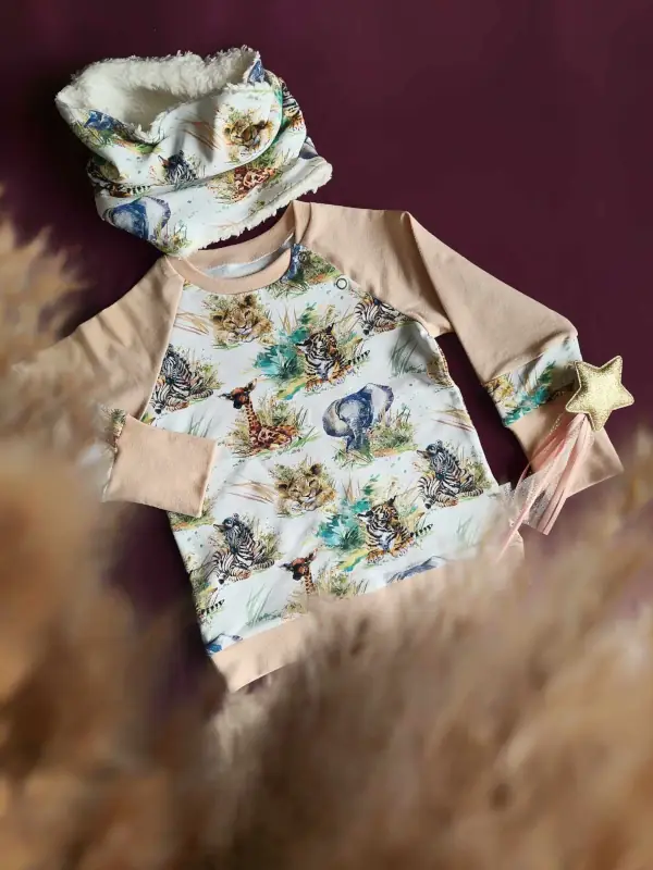 Sweat évolutif Bébé de la Savane en coton bio, accompagné d’un snood en fausse fourrure ultra doux pour garder bébé au chaud.