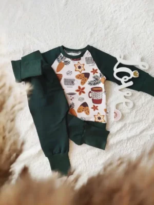 Ensemble Ambiance de Noël : sweat évolutif au motif festif et sarouel évolutif uni vert forêt, pour un look confortable et joyeux en taille 12/24 mois.