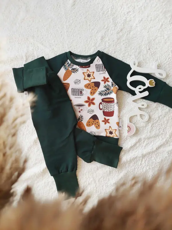 Ensemble Ambiance de Noël : sweat évolutif au motif festif et sarouel évolutif uni vert forêt, pour un look confortable et joyeux en taille 12/24 mois.