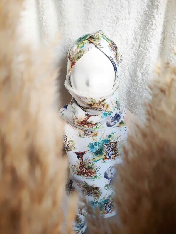 Sweat évolutif Bébé de la Savane avec snood en fausse fourrure et bandeau cheveux assortis, un look confortable et écoresponsable pour bébé.