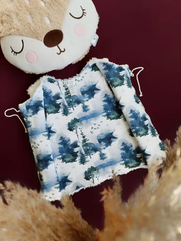 Gilet de berger Paysage d’Hiver en coton bio, réversible, avec des détails hivernaux doux et un côté ultra confortable.