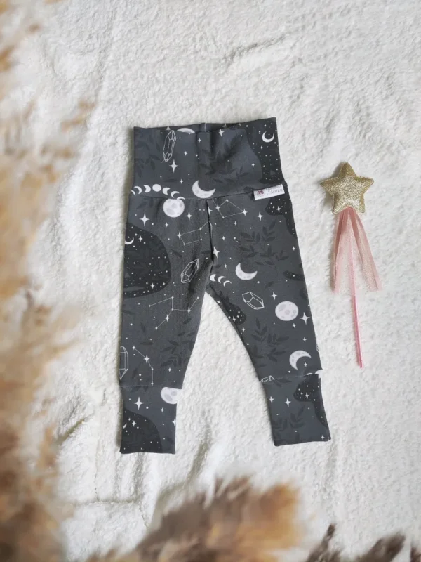 Legging évolutif et confortable en coton bio, taille 3-12 mois, avec un motif Chat Mystique (chat, lune, étoile, cristaux).