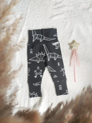 Legging évolutif en 3/12 mois, uni noir avec un motif dinosaure blanc. Un vêtement en coton bio parfait pour les petits aventuriers.