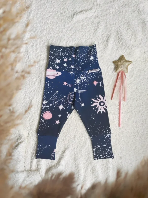 Legging évolutif en coton bio, taille 3-12 mois, motif Cosmos (planètes, étoiles), parfait pour les petits explorateurs de l’univers.