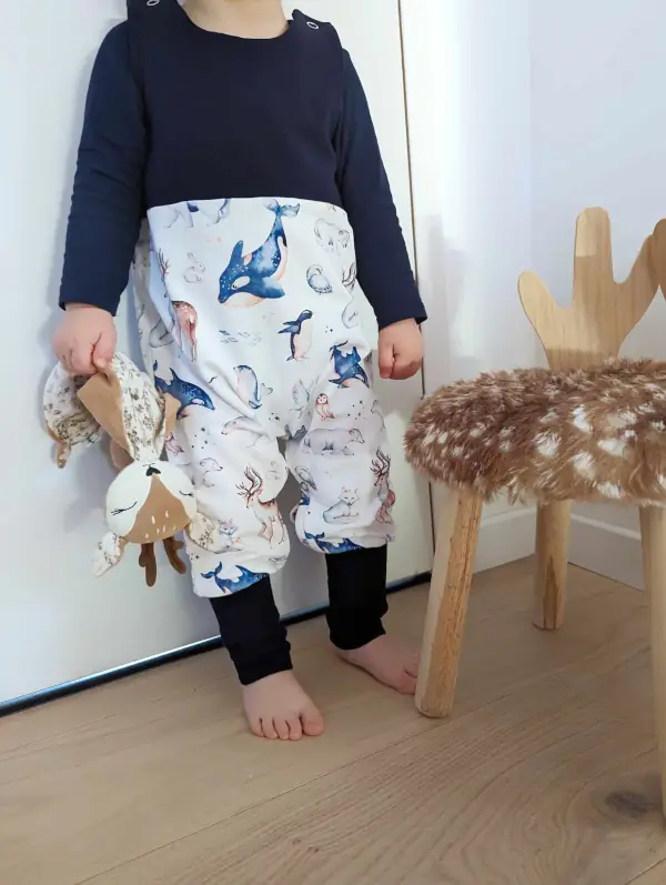 Salopette évolutive en coton bio motif Animaux Polaires, idéal pour accompagner la croissance des bébés.