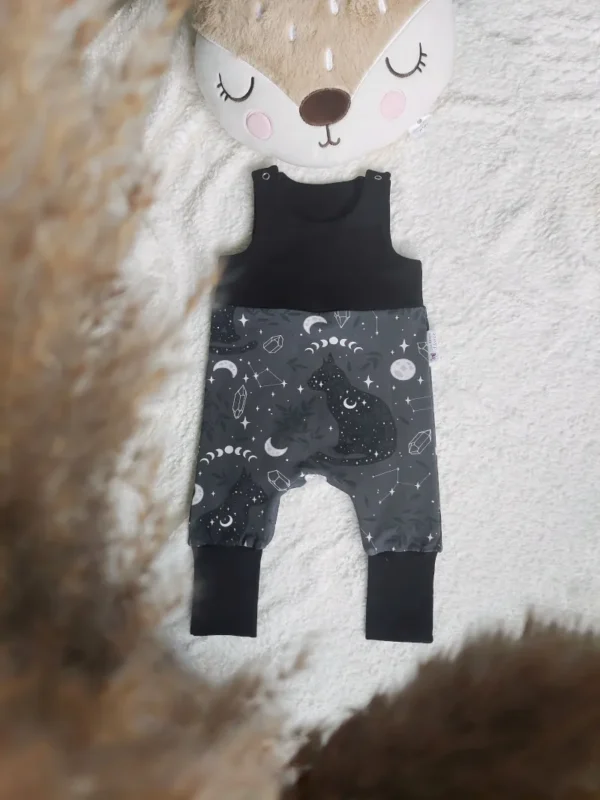 Salopette évolutive en coton bio, taille 3-12 mois, avec un motif Chat Mystique (chat, lune, étoile, cristaux) et un uni noir, parfaite pour les petits rêveurs.