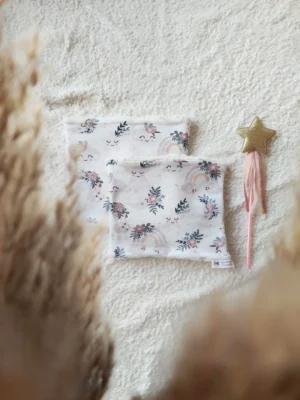 Snood en fausse fourrure motif "Doux Rêves", avec des étoiles et nuages ​​pastel sur fond clair, pour un hiver tout en tendresse.