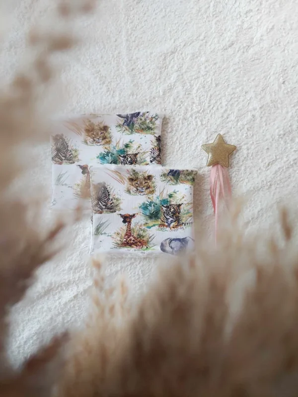 Snood en fausse fourrure motif "Bébé de la Savane", idéal pour les journées fraîches avec un style exotique et confortable.