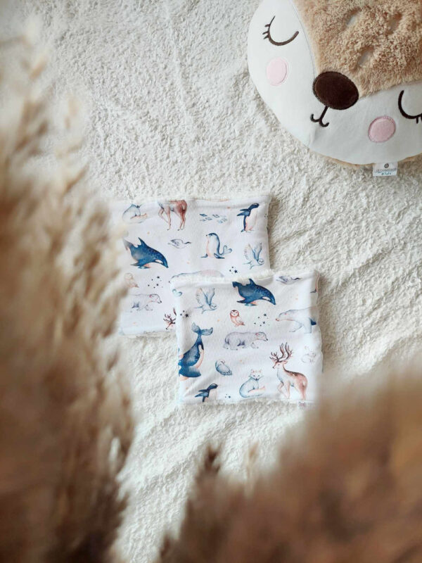Snood en fausse fourrure motif "Animaux Polaires", une touche cosy avec des dessins d'ours, renards et flocons.
