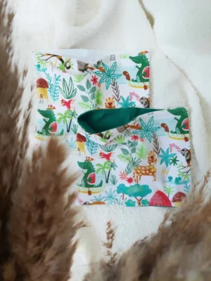 Deux snoods légers en jersey, motif "Jungle" avec feuillages et animaux, parfaits pour les journées douces.