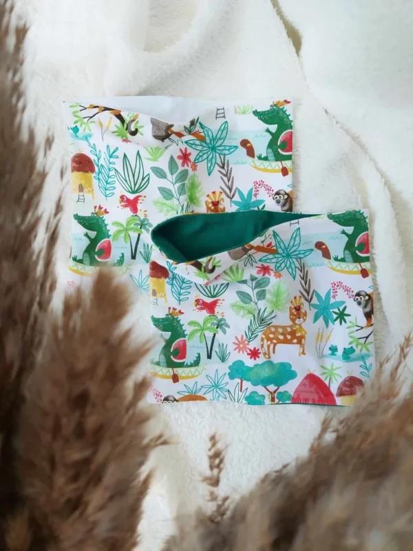 Deux snoods légers en jersey, motif "Jungle" avec feuillages et animaux, parfaits pour les journées douces.