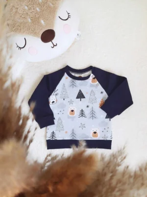 Sweat en déstockage, taille 12 mois, bleu marine avec des motifs hivernaux : ours, rennes, sapins, flocons et étoiles.