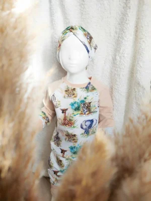 Mannequin portant un sweat évolutif en 24/36 mois, motif "Bébé de la Savane" (girafe, éléphant, tigre, lion et zèbre), assorti d'un bandeau cheveux.