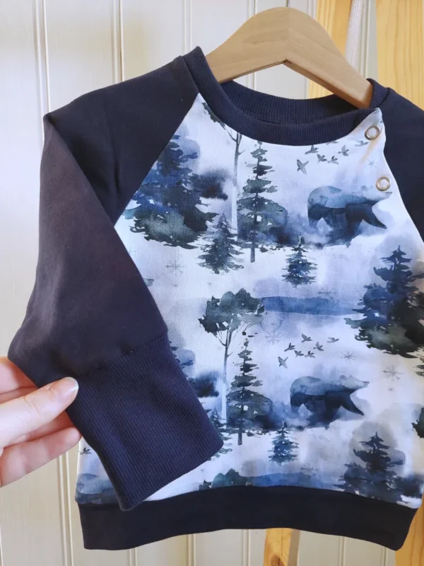 Zoom sur une manche complètement dépliée du sweat évolutif Paysage d’Hiver, montrant la longueur maximale.